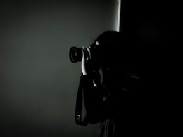 eine-frau-die-ein-foto-von-sich-mit-einer-kamera-macht-aBHRIiubIEA