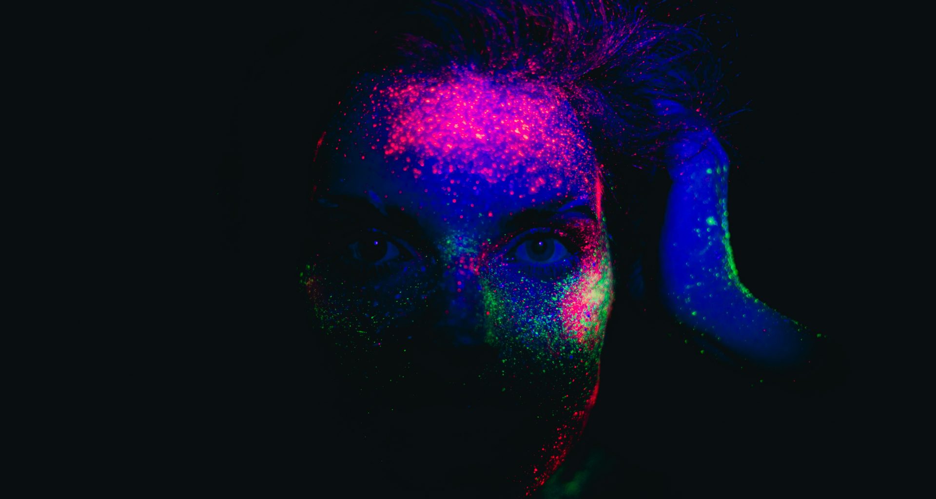 eine-frau-mit-blau-rosa-haaren-und-schwarzem-hintergrund-qxbbDCnCEmo