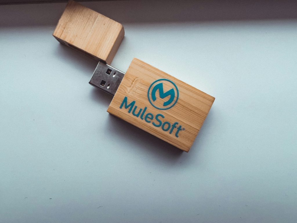 ein-holzerner-usb-stick-mit-einem-logo-darauf-1emzr1aLmT0
