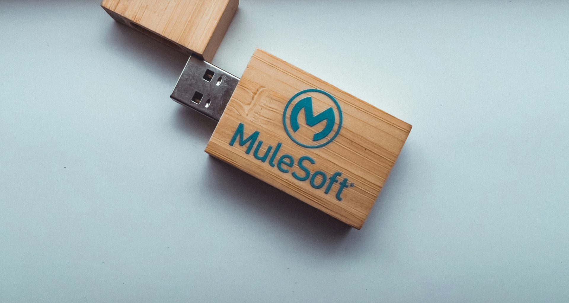 ein-holzerner-usb-stick-mit-einem-logo-darauf-1emzr1aLmT0