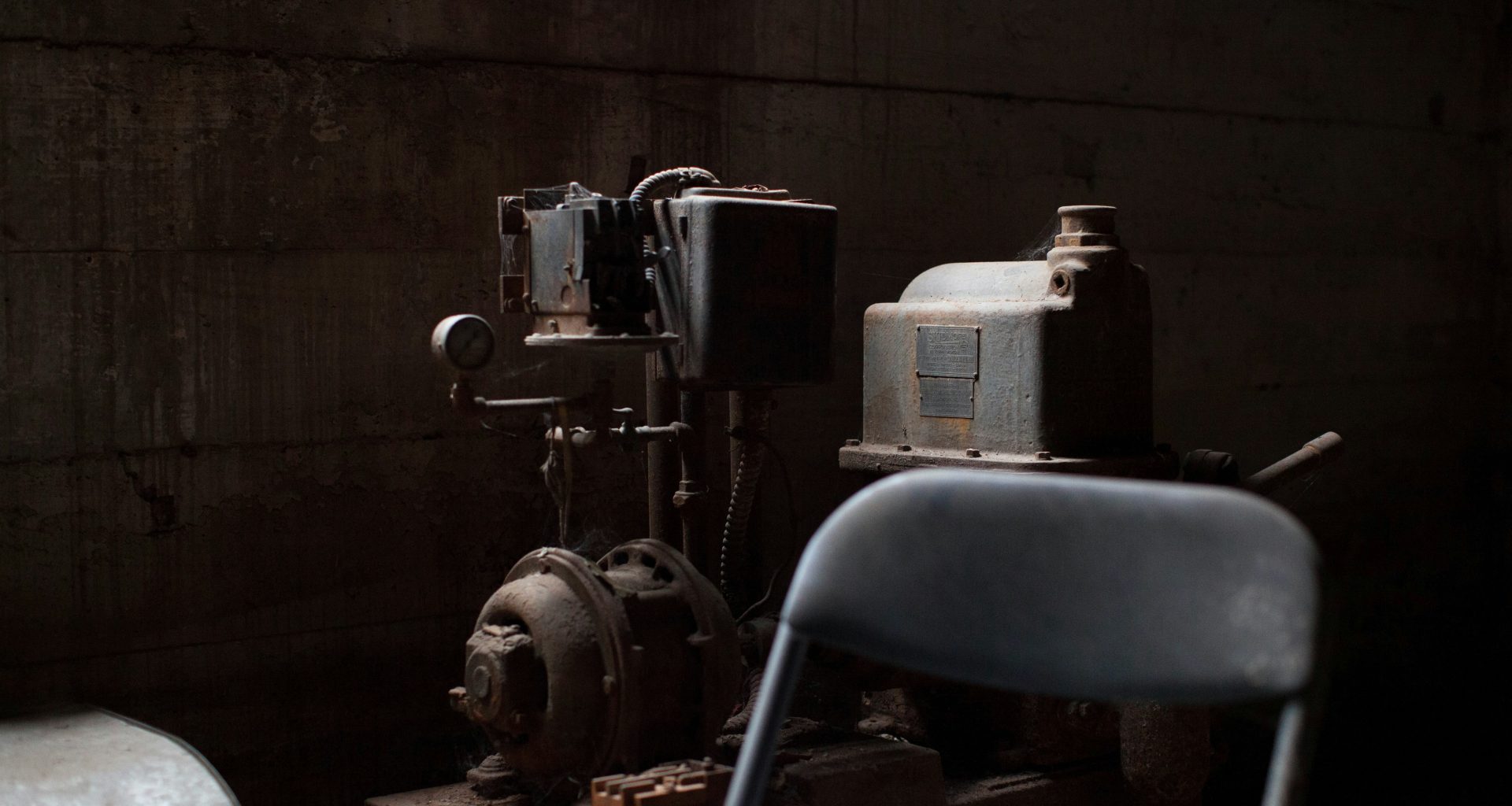 wechselstrombetriebene-maschine-hinter-dem-stuhl-NLbvPon-5r8