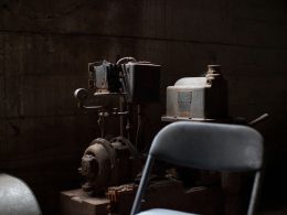 wechselstrombetriebene-maschine-hinter-dem-stuhl-NLbvPon-5r8