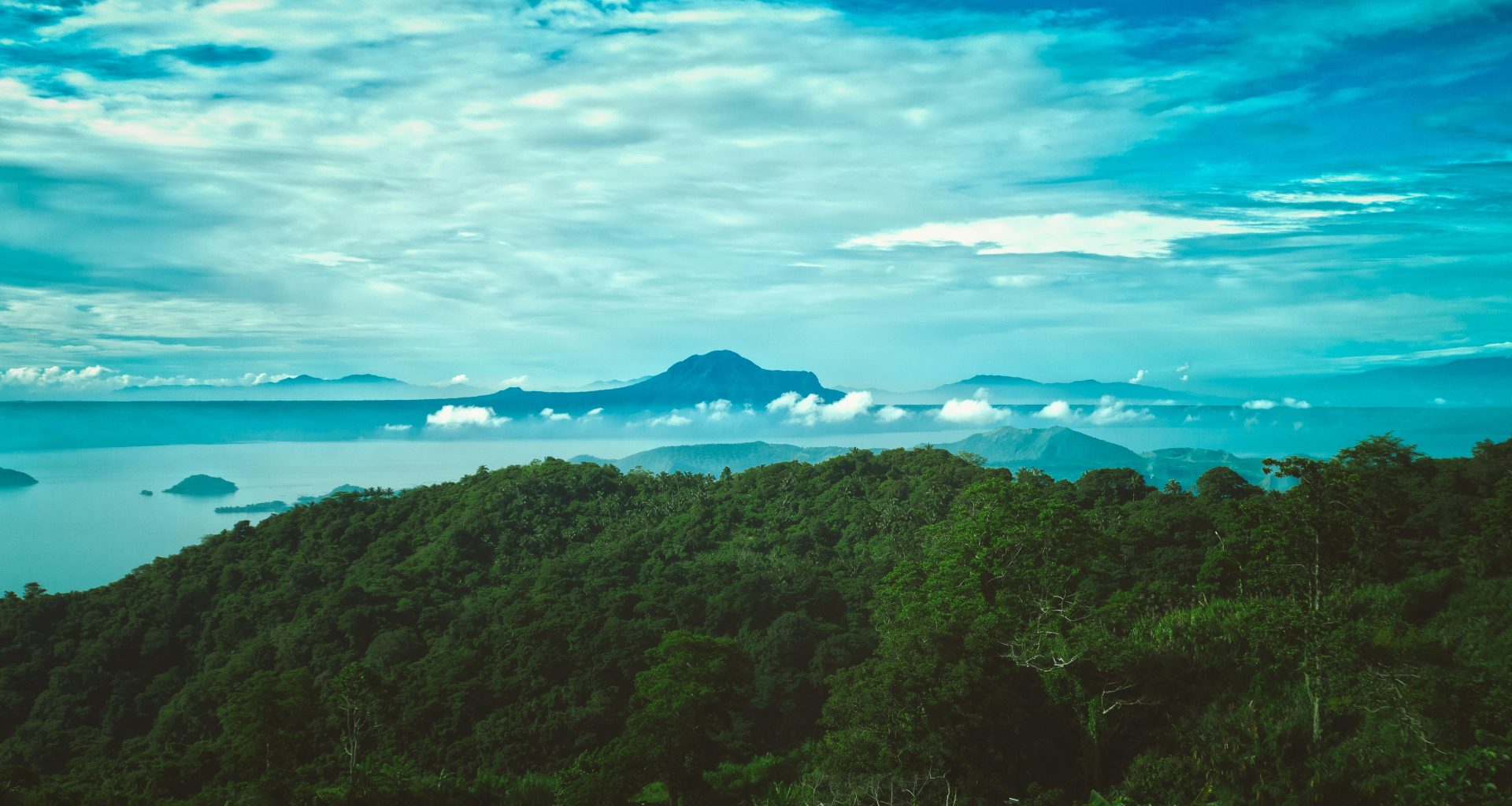 luftaufnahmen-von-bergen-in-der-nahe-von-gewassern-xk6QxqsNsfQ
