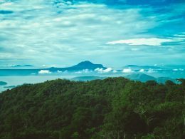 luftaufnahmen-von-bergen-in-der-nahe-von-gewassern-xk6QxqsNsfQ