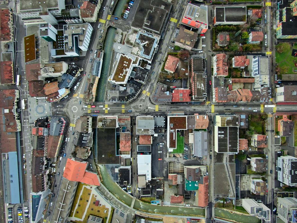 luftaufnahmen-des-dorfes-bei-tag-peXYfMaIDh8