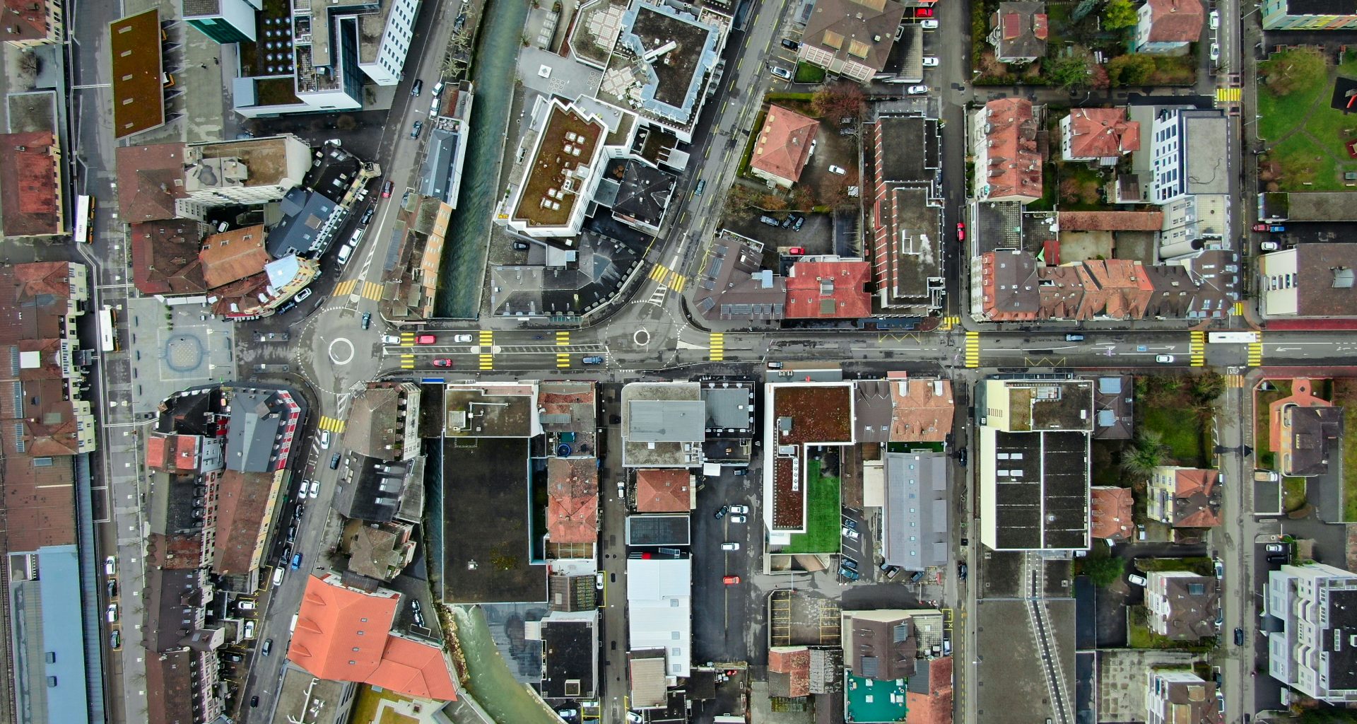 luftaufnahmen-des-dorfes-bei-tag-peXYfMaIDh8