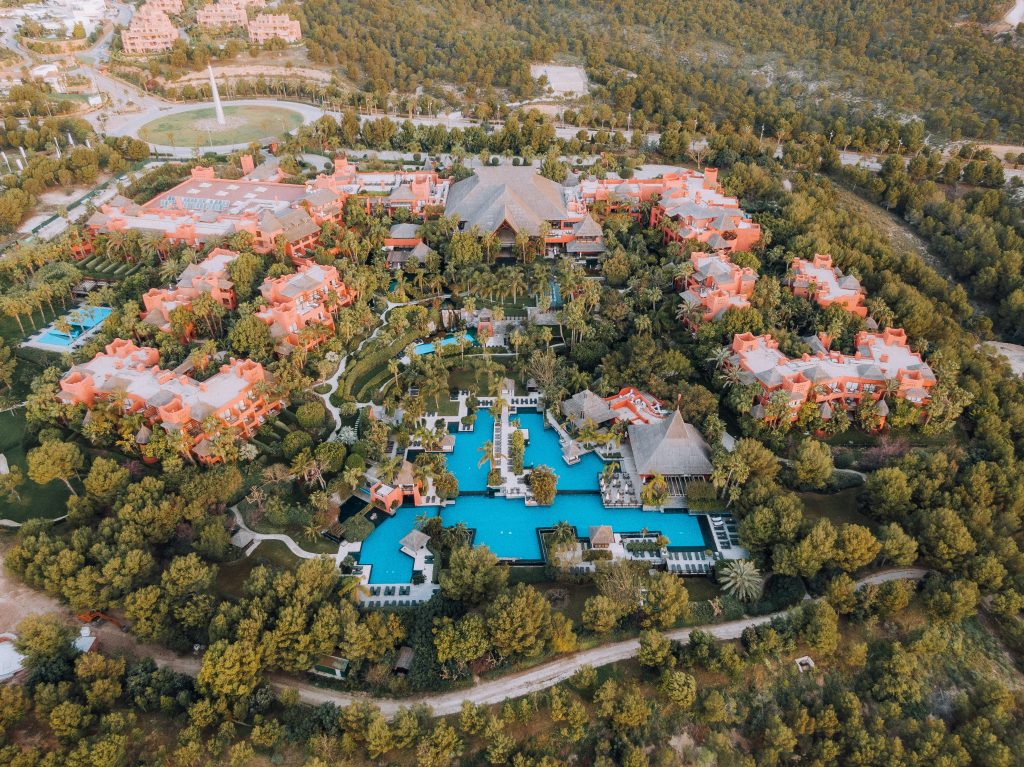 luftaufnahme-der-stadt-tagsuber-sQqe3IFzHfY