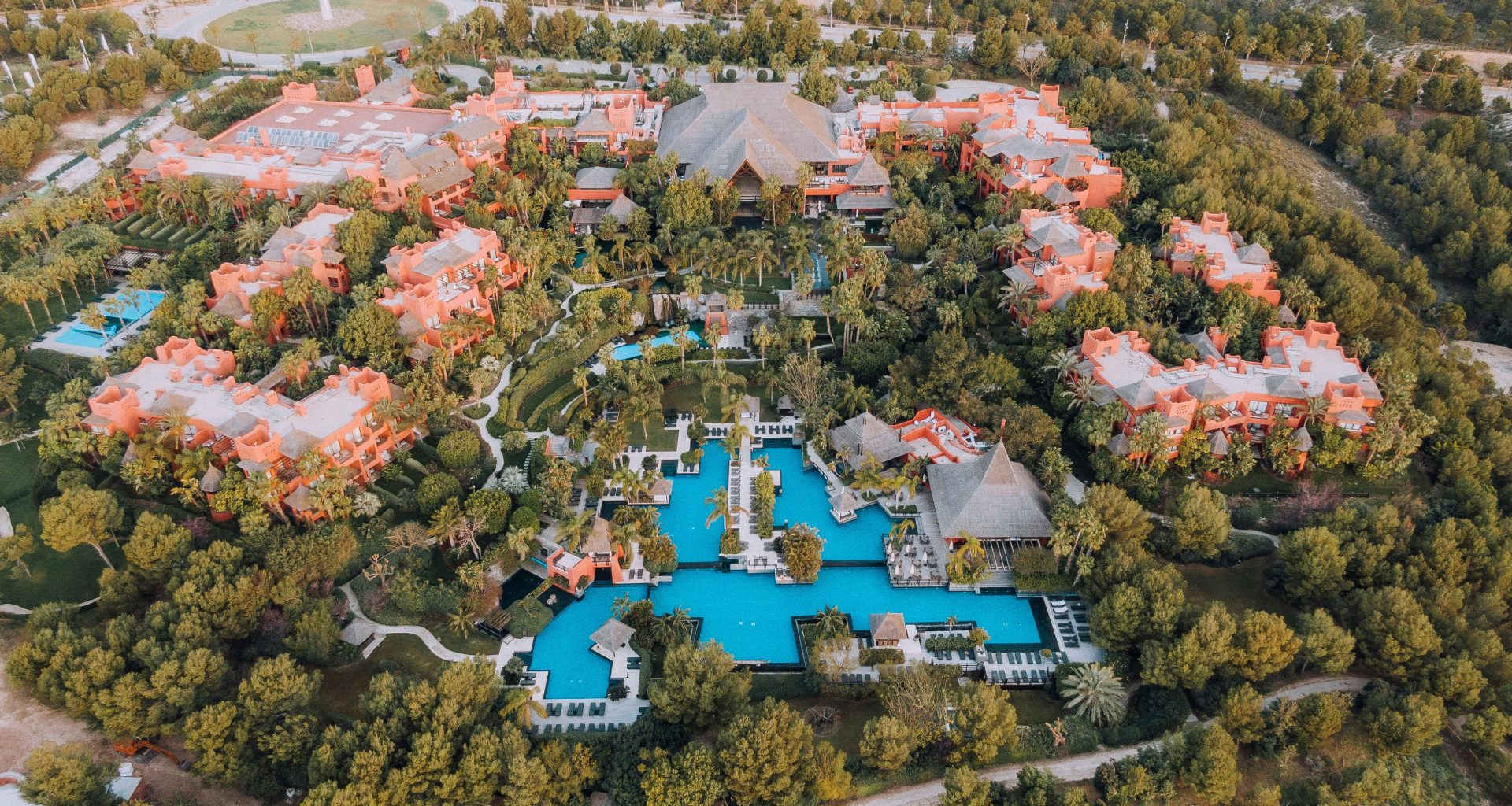 luftaufnahme-der-stadt-tagsuber-sQqe3IFzHfY