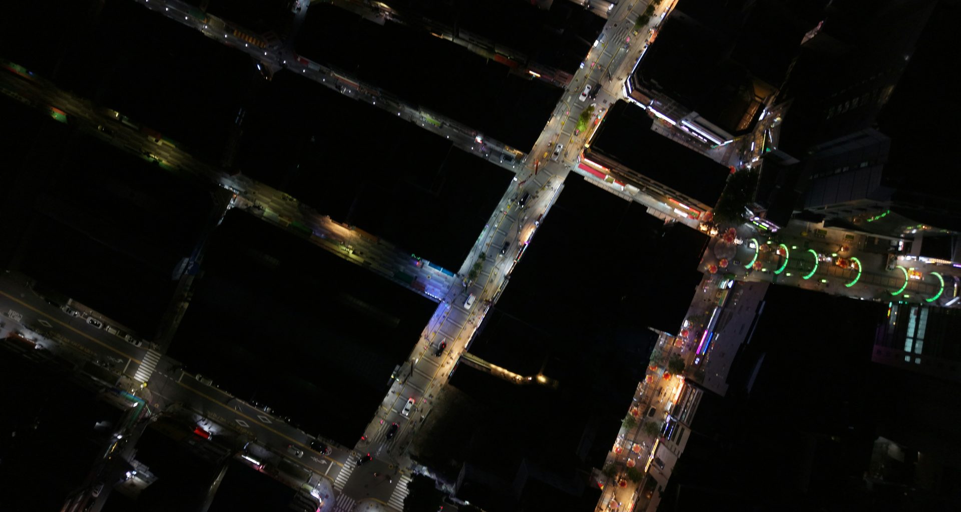 luftaufnahme-der-lichter-der-stadt-bei-nacht-vN4iSbLtI80