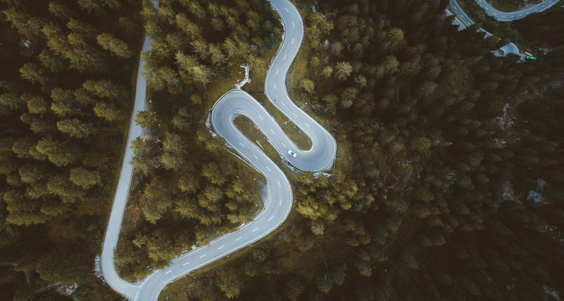 luftaufnahme-von-grunen-baumen-und-strasse-AwxDZTanOhE