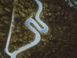 luftaufnahme-von-grunen-baumen-und-strasse-AwxDZTanOhE