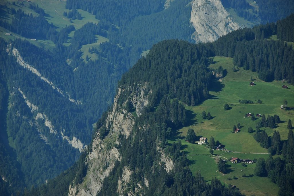 luftaufnahme-der-bergklippe-bei-tag-AMJQsUkRtv0