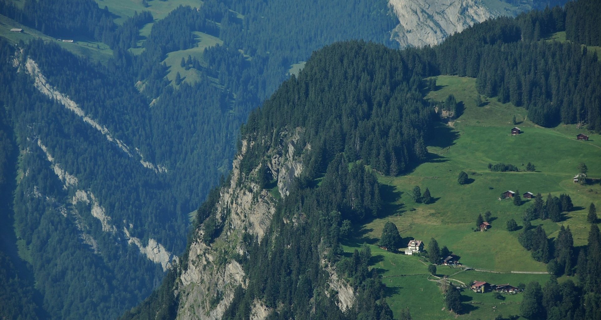luftaufnahme-der-bergklippe-bei-tag-AMJQsUkRtv0