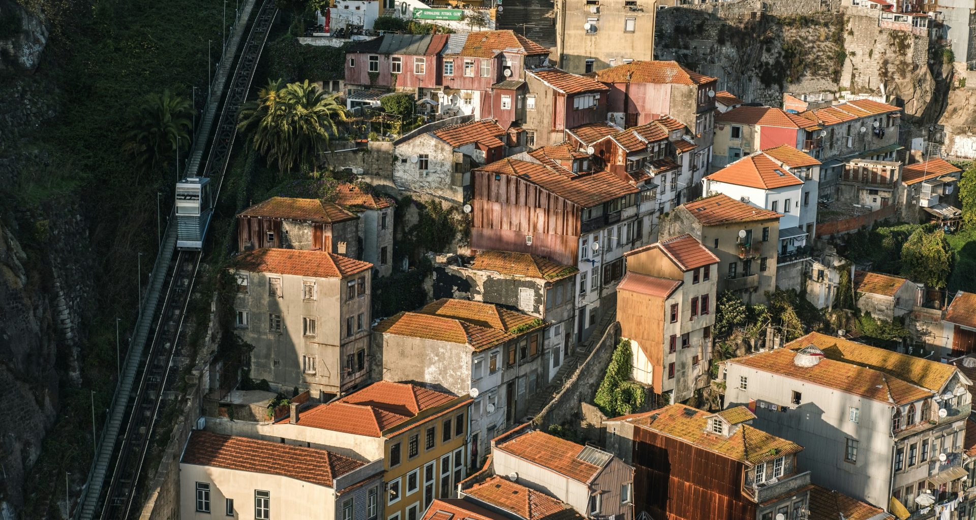 luftaufnahme-von-weiss-gestrichenen-hausern-bei-tag-MUHe6nNMXVI