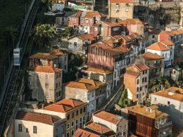 luftaufnahme-von-weiss-gestrichenen-hausern-bei-tag-MUHe6nNMXVI