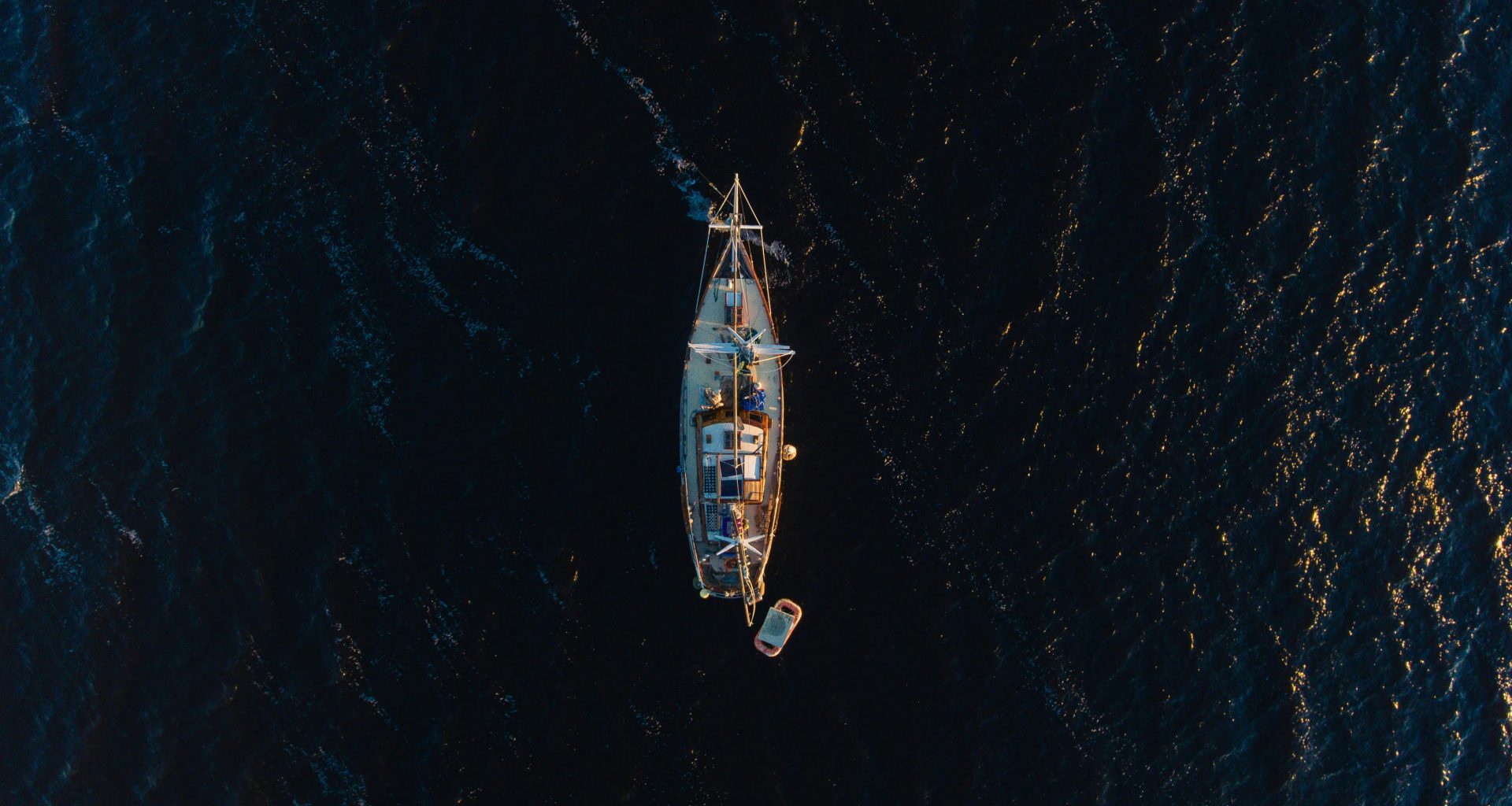 luftaufnahme-des-weissen-schiffes-SLf9CvojiPo