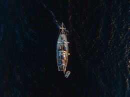luftaufnahme-des-weissen-schiffes-SLf9CvojiPo