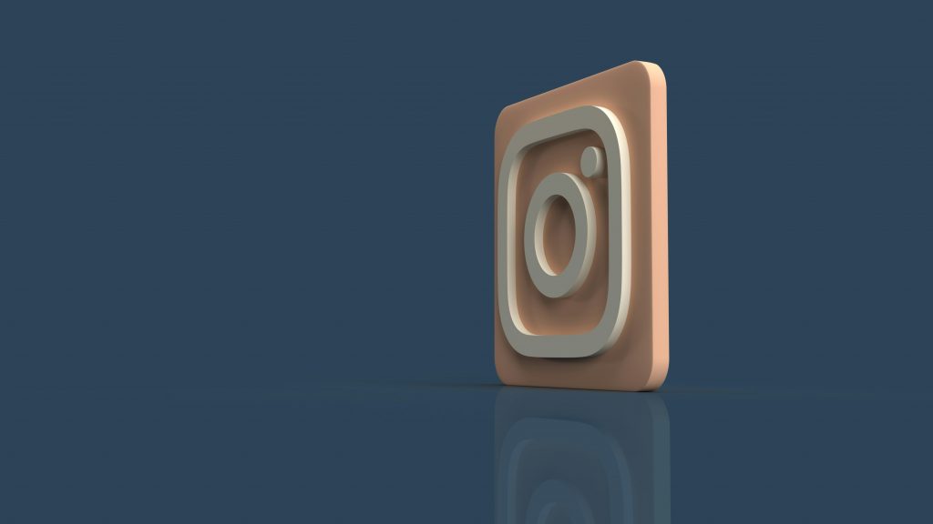 ein-bild-eines-quadratischen-symbols-mit-einer-reflexion-auf-dem-boden-VZkTcGEHDtw