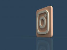 ein-bild-eines-quadratischen-symbols-mit-einer-reflexion-auf-dem-boden-VZkTcGEHDtw