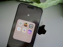 ein-iphone-das-auf-einem-tisch-neben-einem-blatt-sitzt-5uNgZE6KfZo