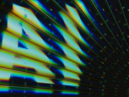 an-glanzt-in-bunten-diagonalen-linien-a5nDwgg1eio