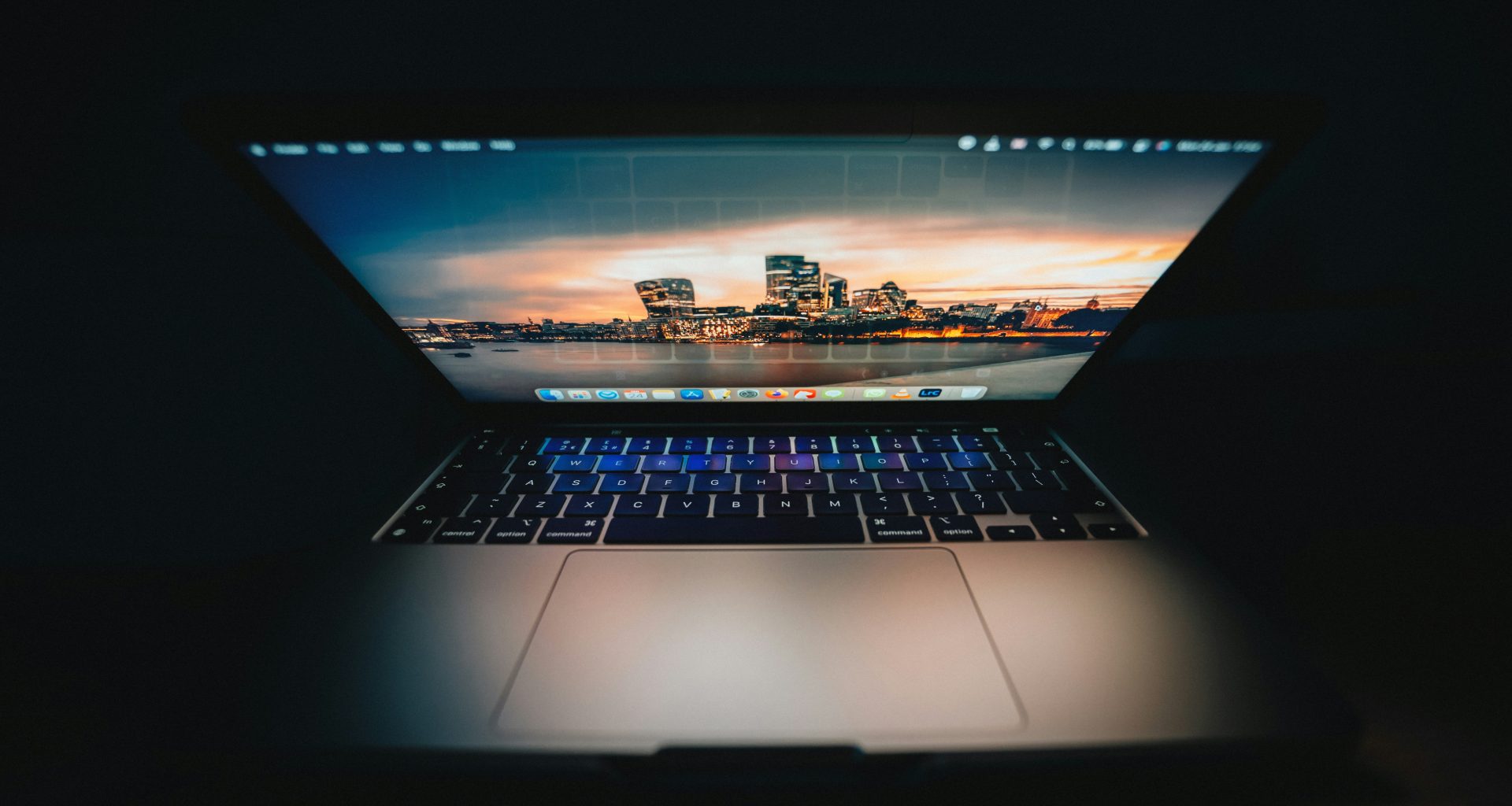 ein-offener-laptop-auf-einem-tisch-0pRt9f8NM44