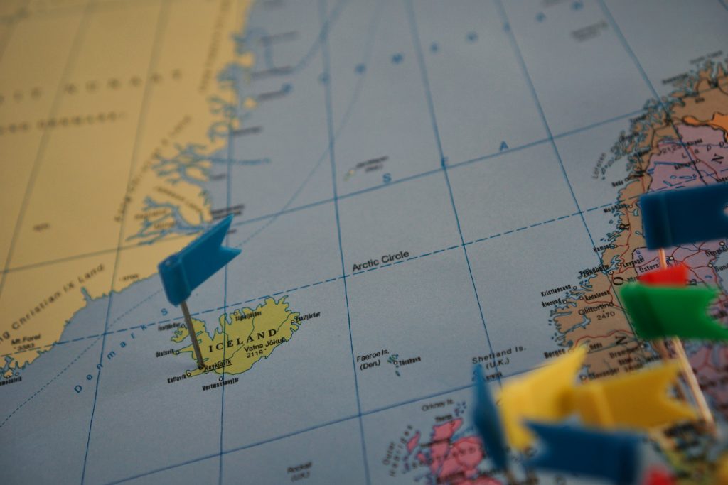 farblich-sortierte-miniaturflagge-auf-politischer-landkarte-ngzk9t20kOU