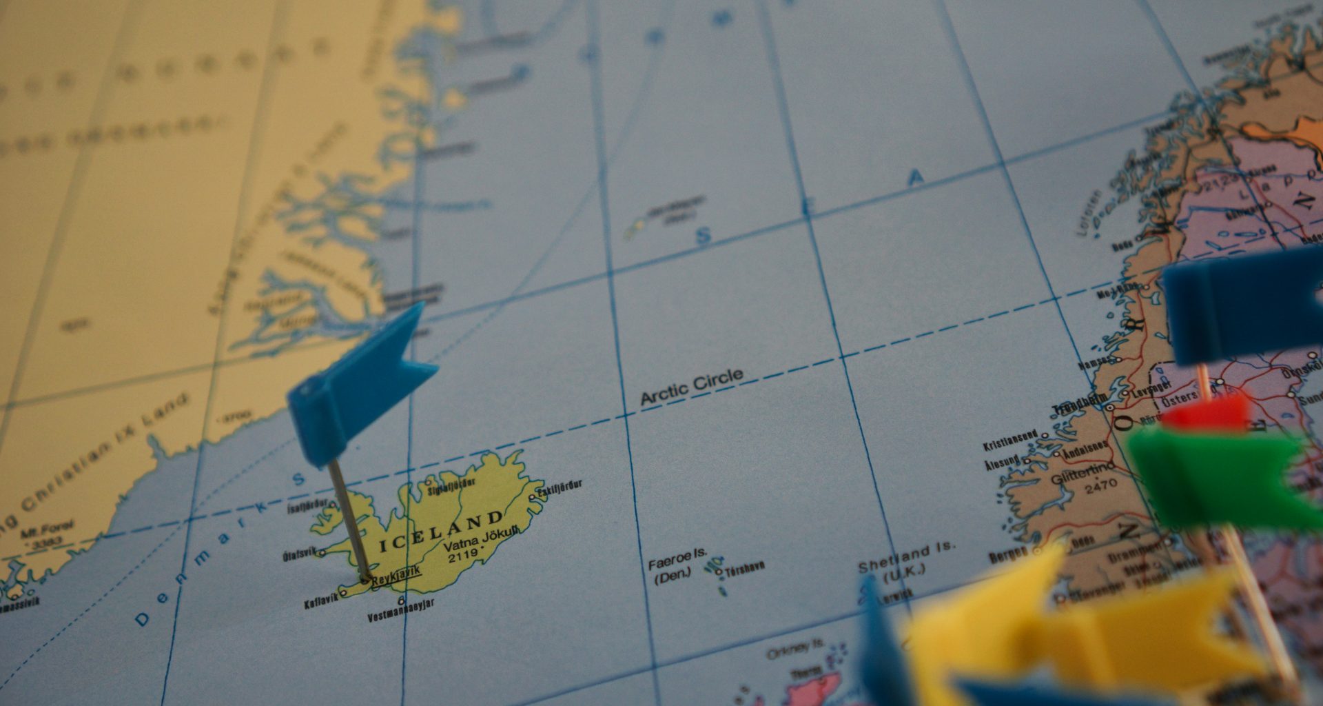 farblich-sortierte-miniaturflagge-auf-politischer-landkarte-ngzk9t20kOU