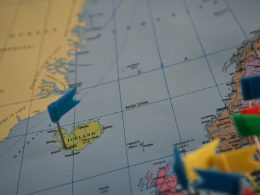 farblich-sortierte-miniaturflagge-auf-politischer-landkarte-ngzk9t20kOU