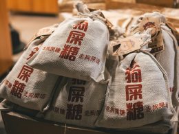 sacke-mit-reis-die-auf-einem-holztisch-sitzen-8rT2B-HZ-kk