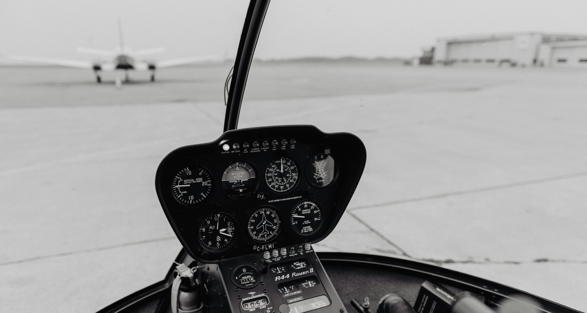 schwarzes-flugzeug-armaturenbrett-Hh8bEWLRwTo