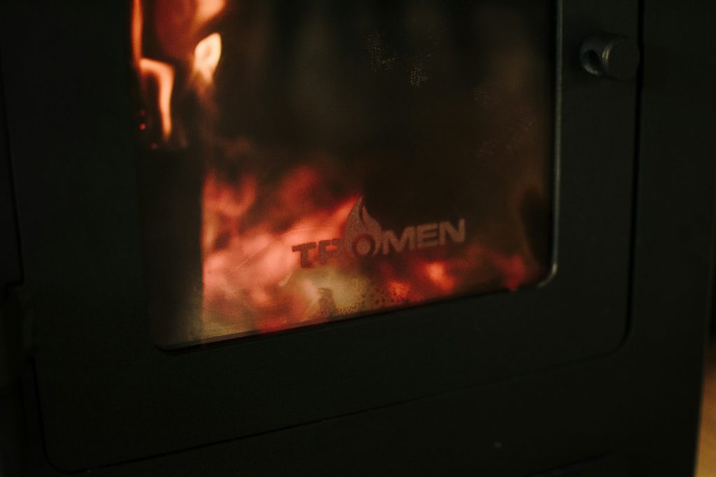 schwarzer-und-brauner-kamin-kRZq614lpwI