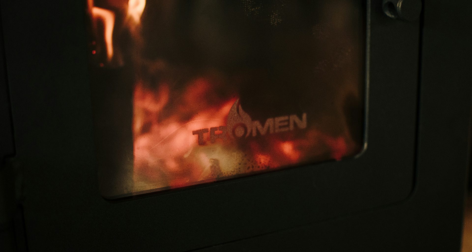 schwarzer-und-brauner-kamin-kRZq614lpwI