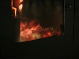 schwarzer-und-brauner-kamin-kRZq614lpwI