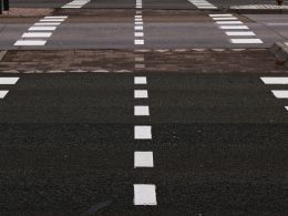 schwarz-graue-betonstrasse-mit-weissen-fahrspuren-2obgPG_cY2Q