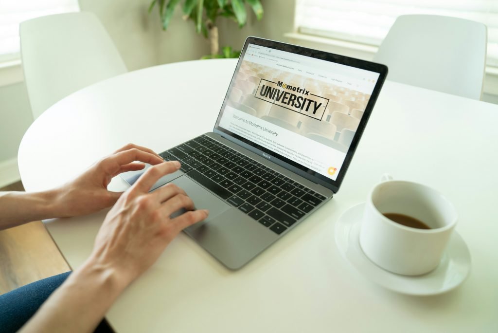 schwarz-grauer-laptop-neben-teetasse-zUDfUREDH1o