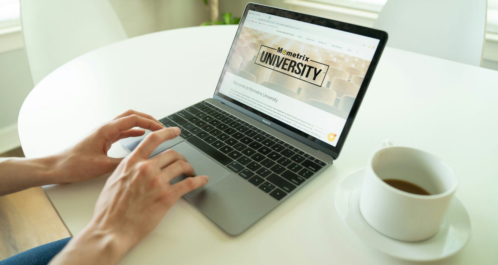 schwarz-grauer-laptop-neben-teetasse-zUDfUREDH1o