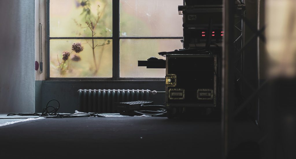 schwarze-und-graue-maschine-in-der-nahe-der-wand-FDVAW2cCovk