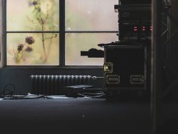 schwarze-und-graue-maschine-in-der-nahe-der-wand-FDVAW2cCovk