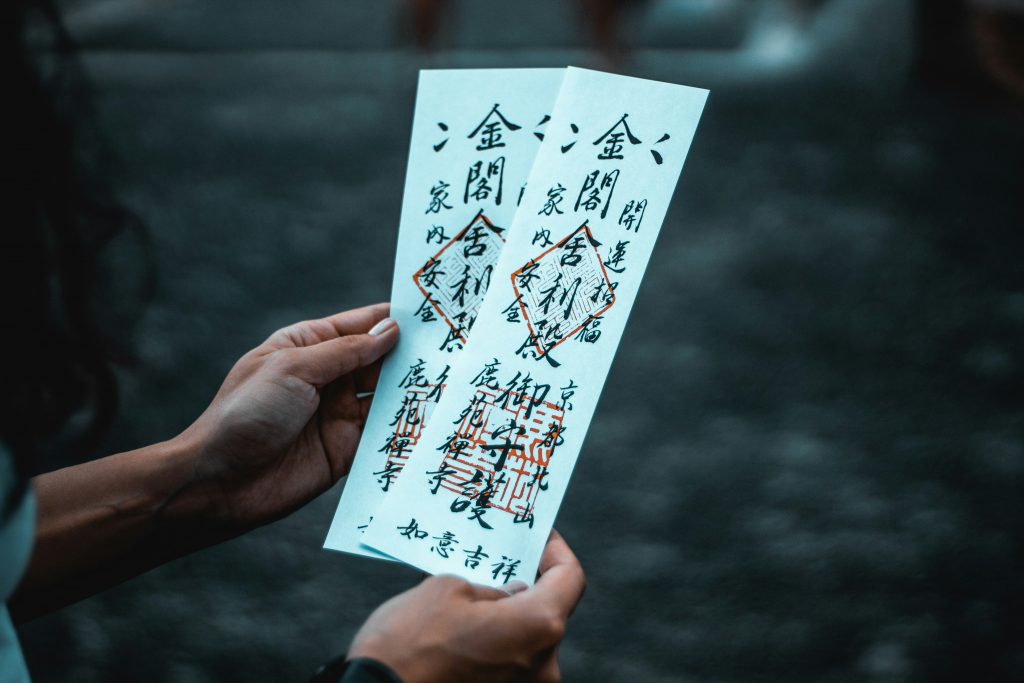 schwarzer-und-roter-kanji-text-B4mPXs6UNnU