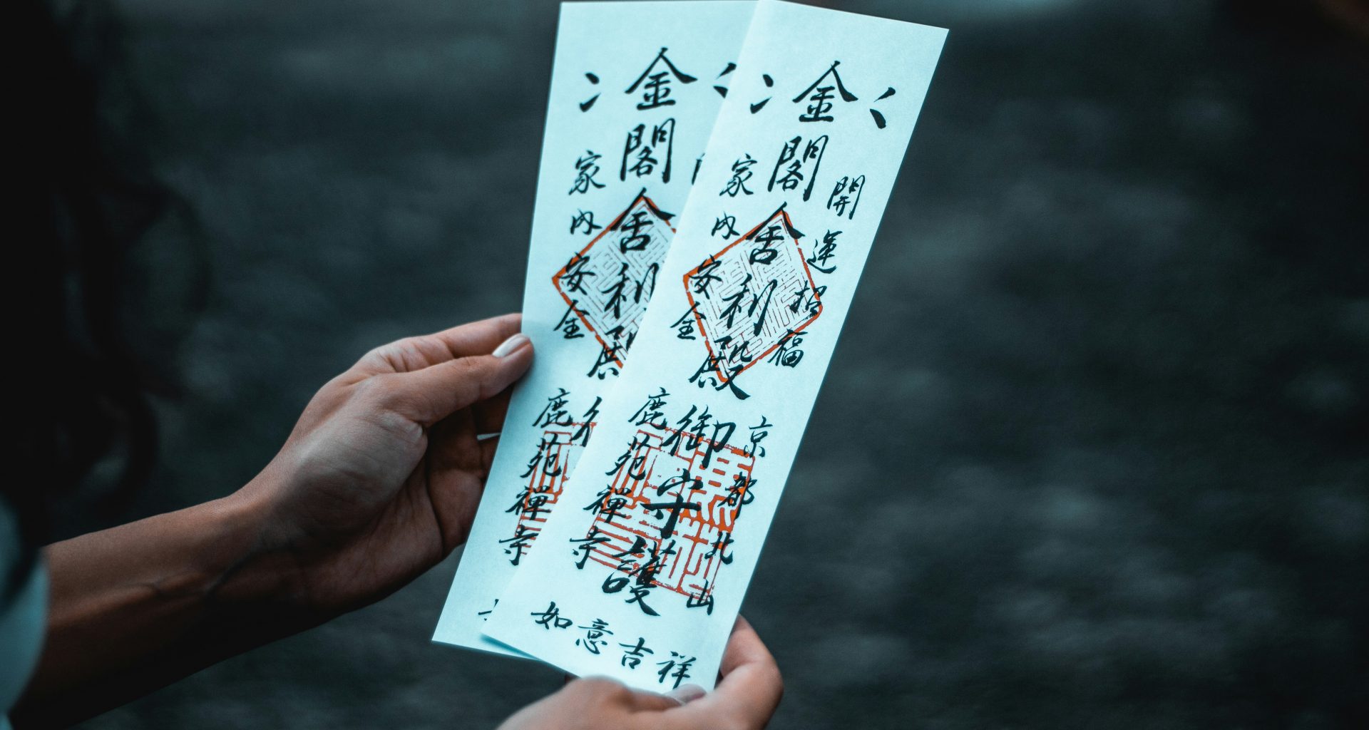 schwarzer-und-roter-kanji-text-B4mPXs6UNnU