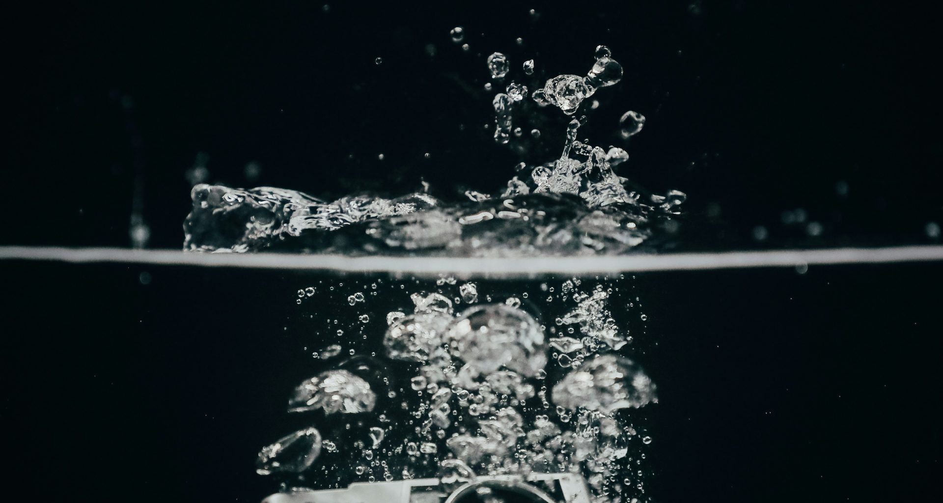 schwarz-silberne-dslr-kamera-auf-glas-Ii0SqNV7e8I