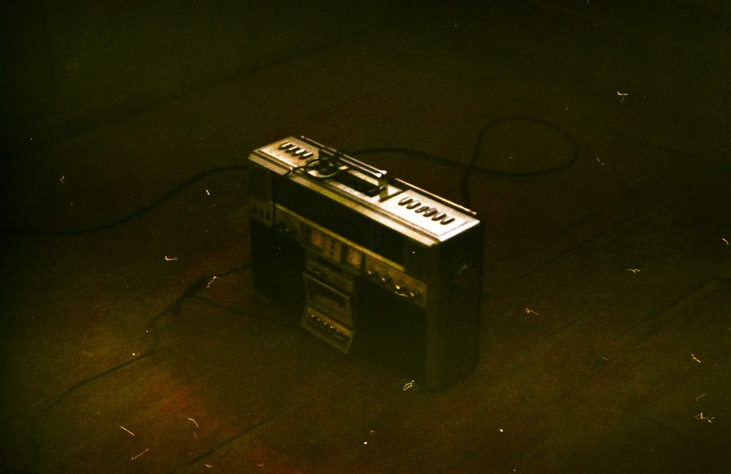 schwarzes-und-silbernes-elektronisches-gerat-xevuJ7w5uBs