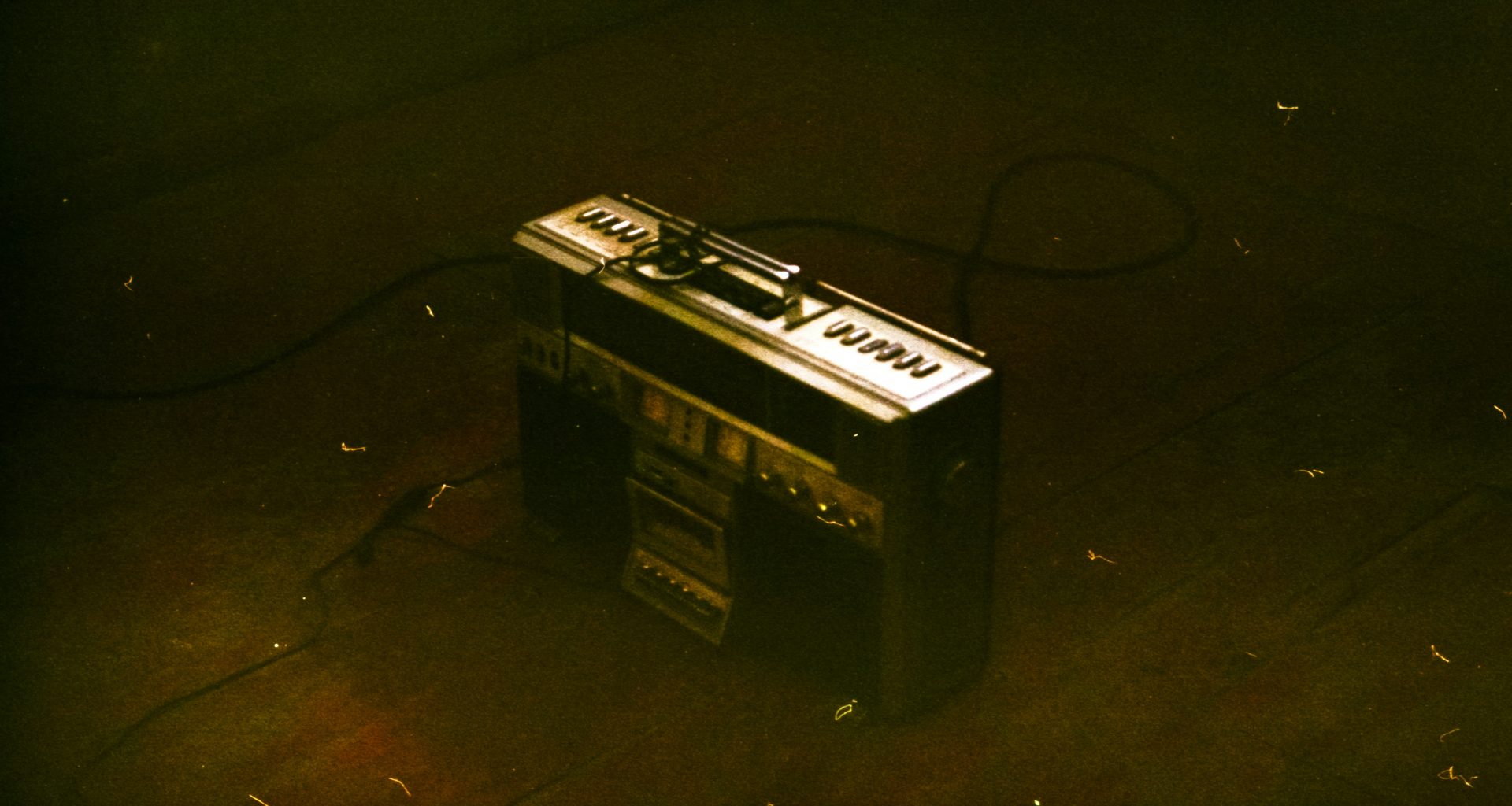 schwarzes-und-silbernes-elektronisches-gerat-xevuJ7w5uBs