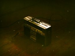 schwarzes-und-silbernes-elektronisches-gerat-xevuJ7w5uBs