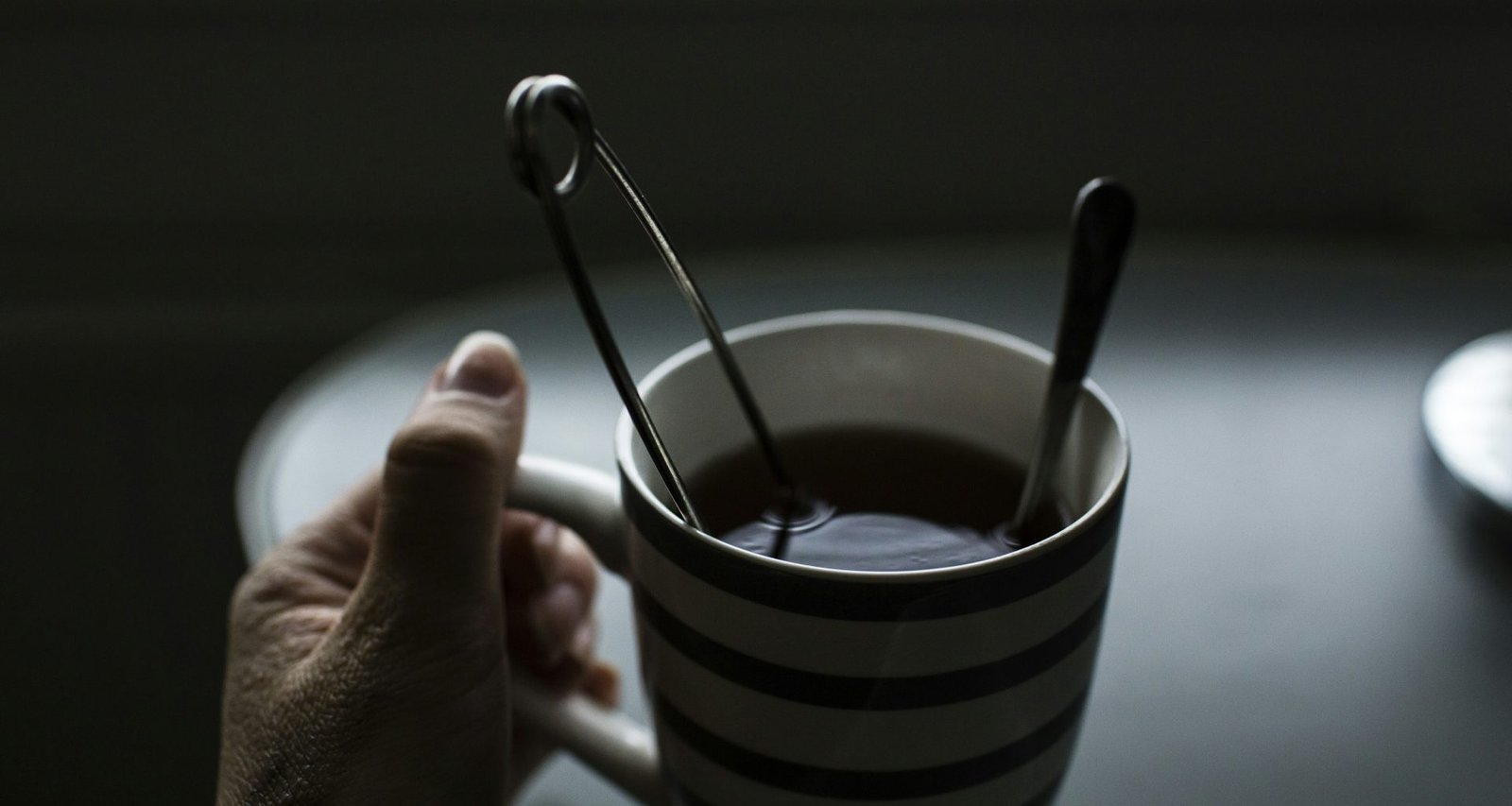 kaffeebecher-aus-schwarz-weisser-keramik-8AQFQk-ESlk