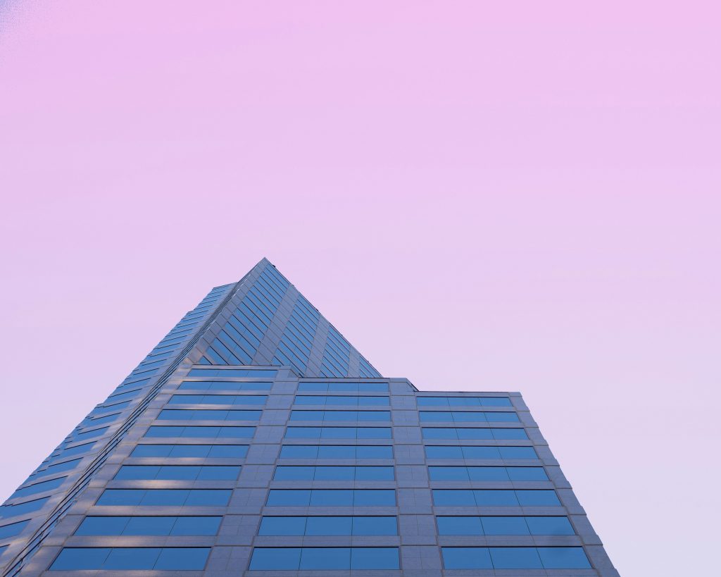 schwarz-weisses-betongebaude-qPnMHQxcoNc