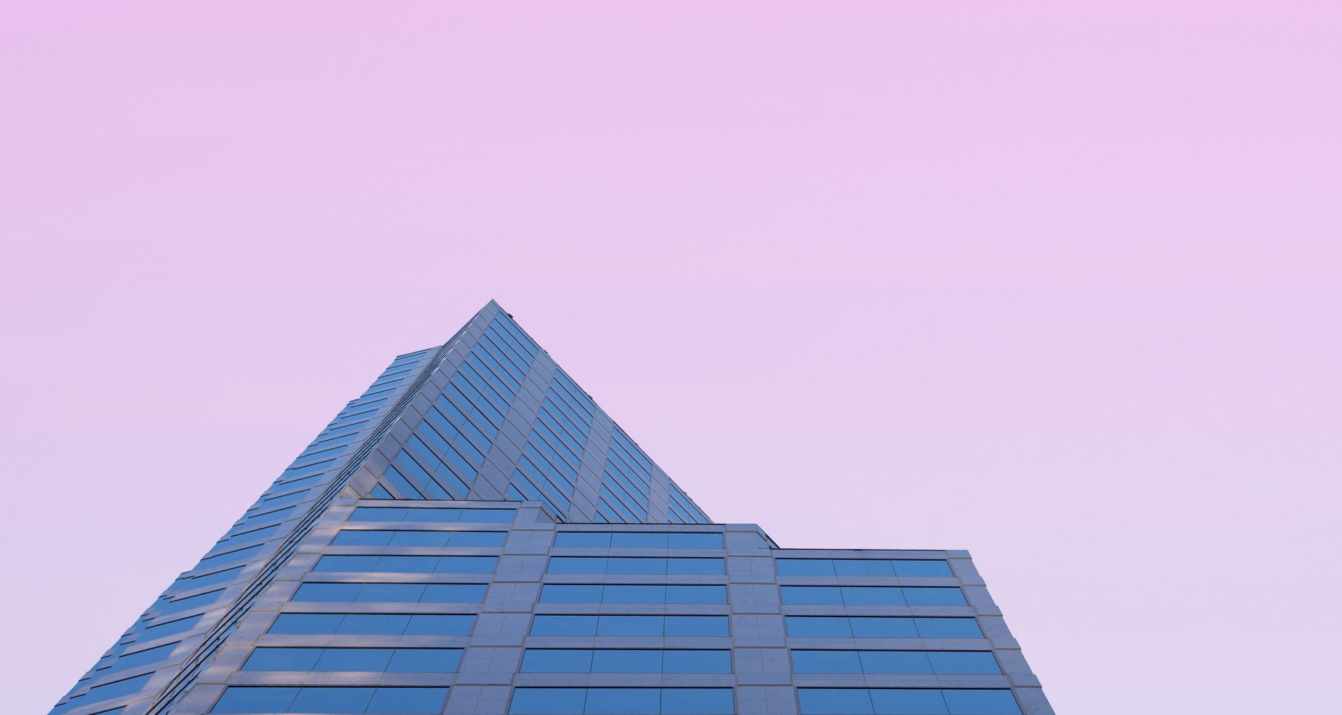 schwarz-weisses-betongebaude-qPnMHQxcoNc