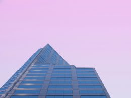 schwarz-weisses-betongebaude-qPnMHQxcoNc