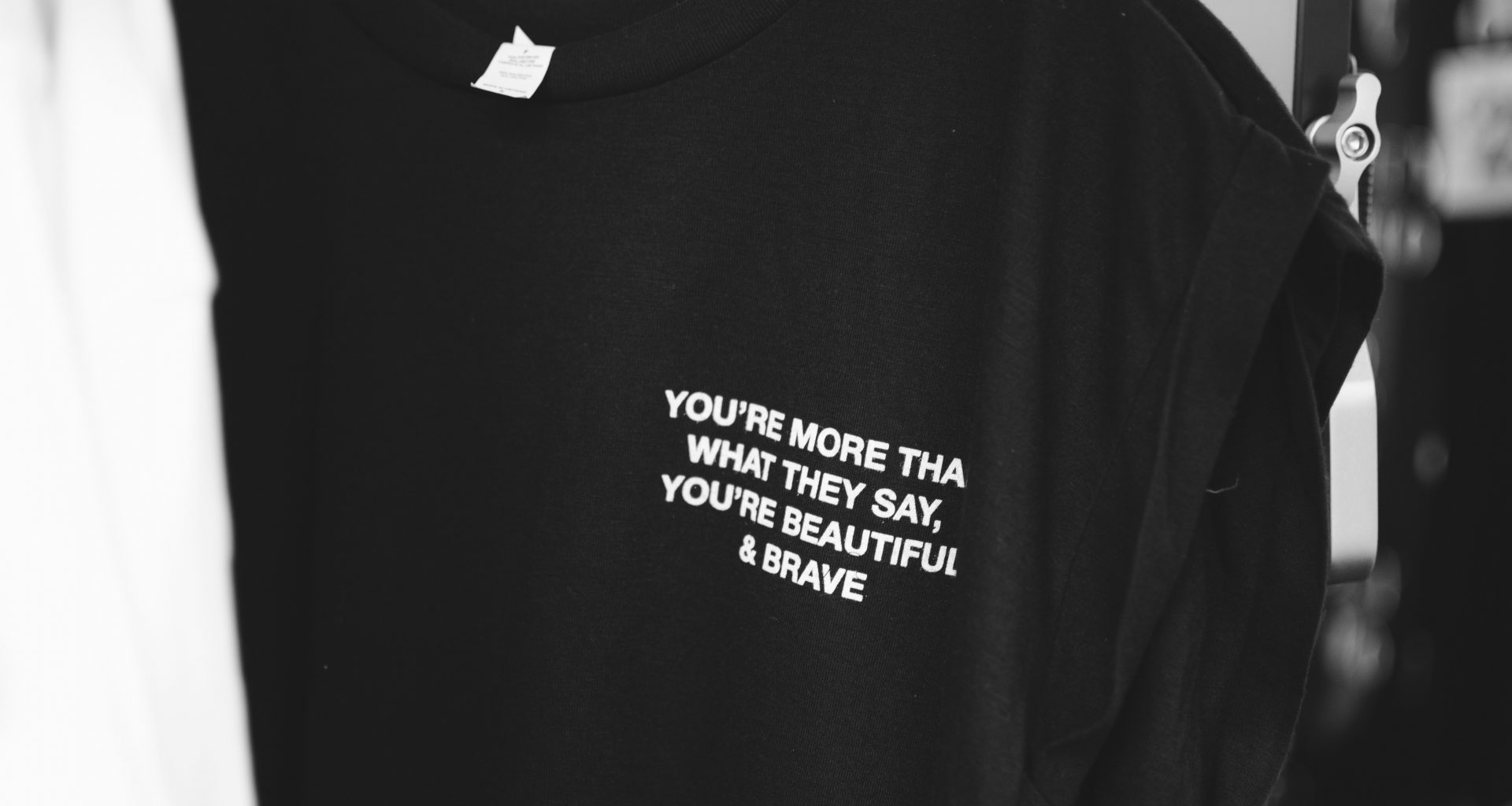 schwarz-weisses-hemd-mit-rundhalsausschnitt-O8kzGM1K5fU